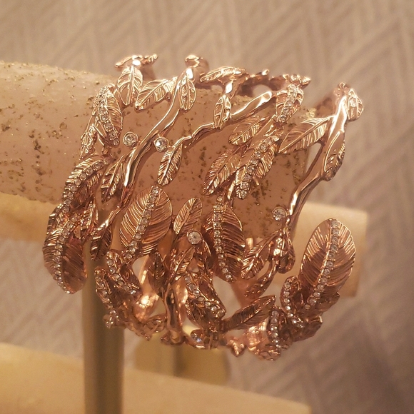 Rose gold color cuff with leaf design - Picture 4 of 5